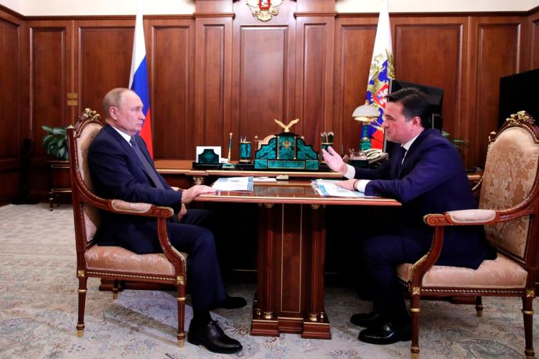 Президент России Владимир Путин и губернатор Московской области Андрей Воробьев во время встречи в Кремле