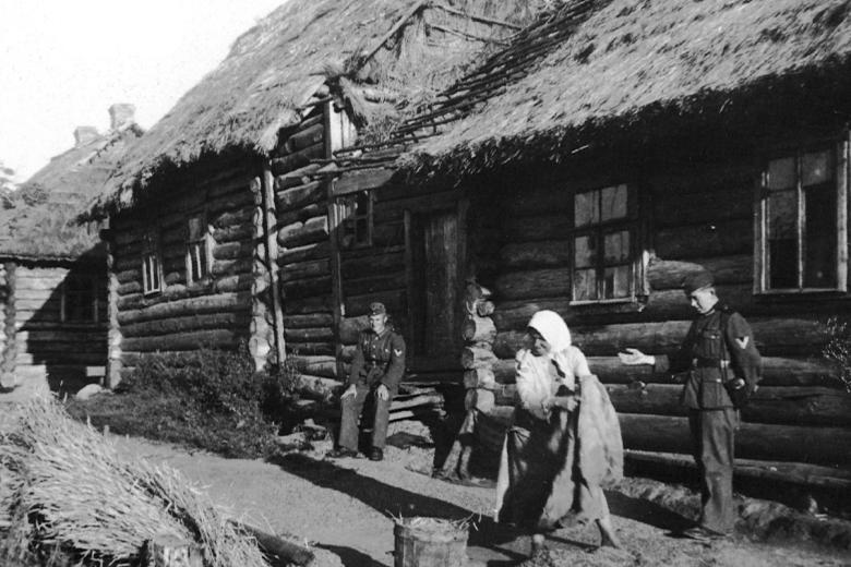 Деревенские дома с немецкими солдатами и крестьянкой в России