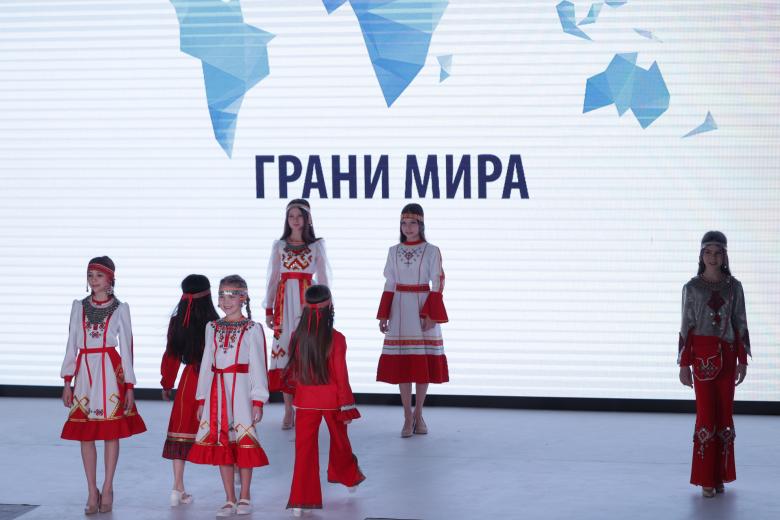 Специальный fashion-показ «Грани мира», демонстрирующий красоту  национального костюма различных регионов России