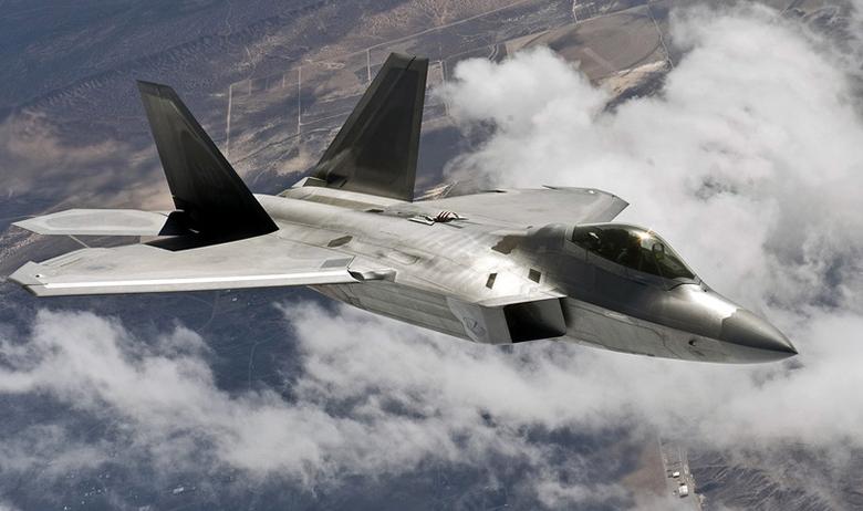 Истребитель-бомбардировщик F-22 Raptor