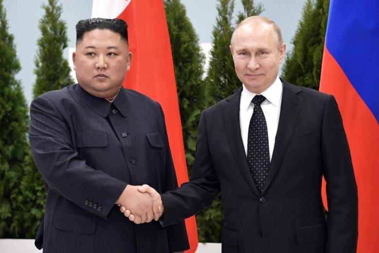 Президент РФ Владимир Путин и председатель Государственного совета КНДР Ким Чен Ын во время встречи