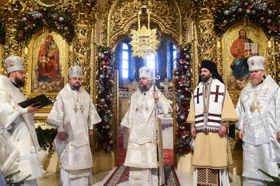 Владыка Епифаний (в центре), предстоятель ПЦУ, на службе в Свято-Михайловском Златоверхом монастыре в Киеве