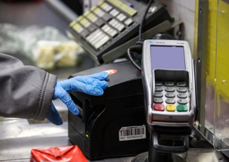 В Петербурге покупатель разбил продавцу голову за просьбу надеть маску