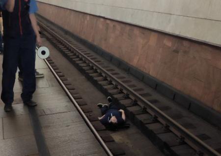 Мужчина рухнул на пути в московском метро