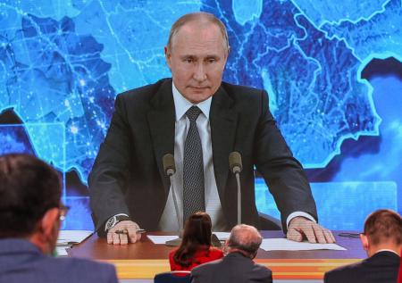 Путин назвал деятельность иностранных IT-компаний вызовом для РФ