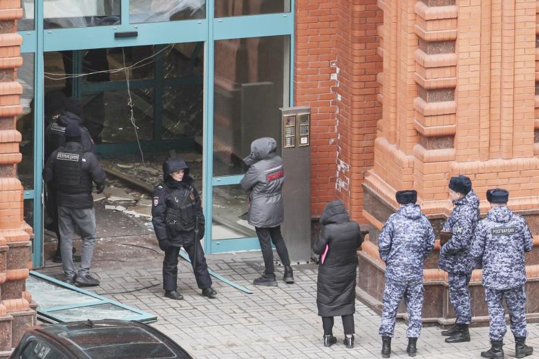 Полиция возле места взрыва в ЖК «Алые Паруса»
