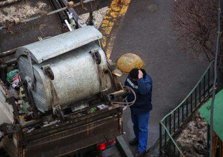 Тело мужчины обнаружили в мусорном контейнере в Ленинградской области