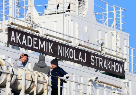 Экипаж застрявшего в Карском море «Академика Николая Страхова» эвакуируют