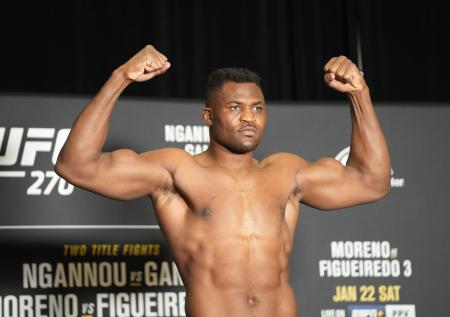 Нганну победил Гана в поединке за титул чемпиона UFC в тяжёлом весе