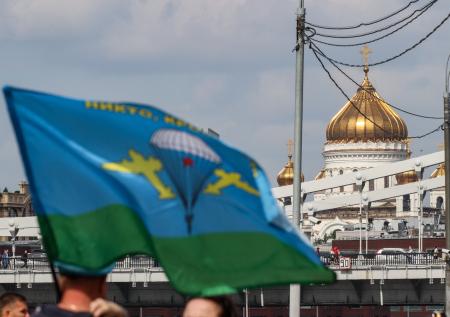 Расплескавшаяся синева: в Москве отметили день ВДВ