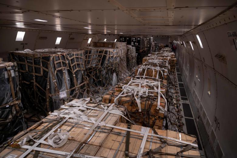 Поддоны с боеприпасами, оружием и другим оборудованием, направляющиеся на Украину
