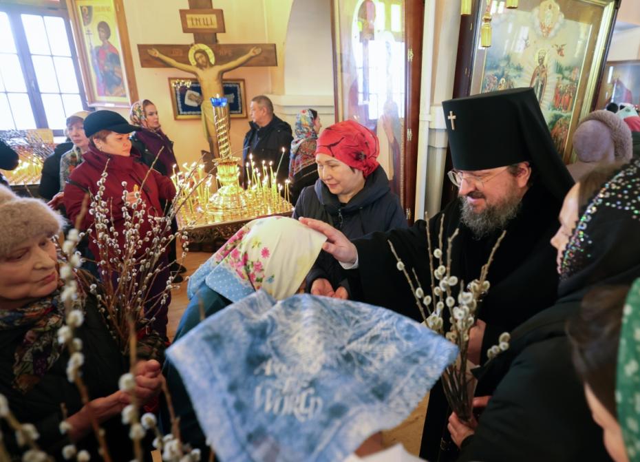 Священнослужитель во время службы в храме в Вербное воскресенье. Республика Саха (Якутия)