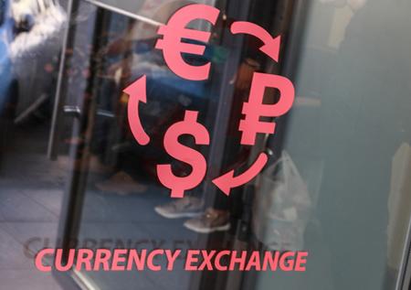 Центробанк РФ понизил курс доллара и евро