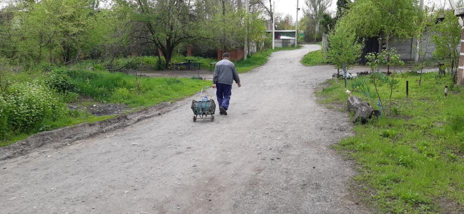 Жители запасают воду