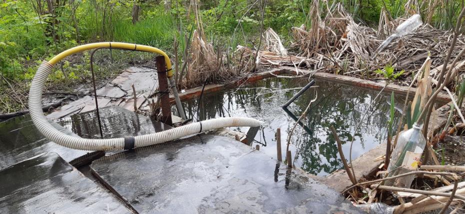 Жители запасают воду