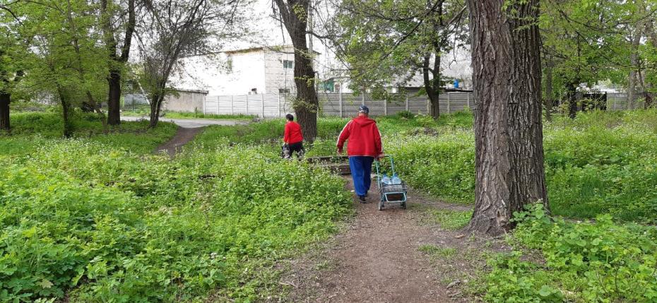 Жители запасают воду