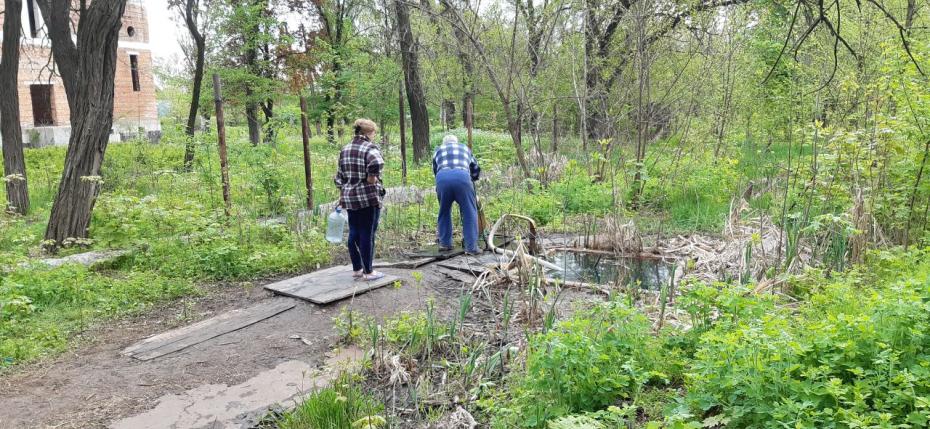 Жители запасают воду