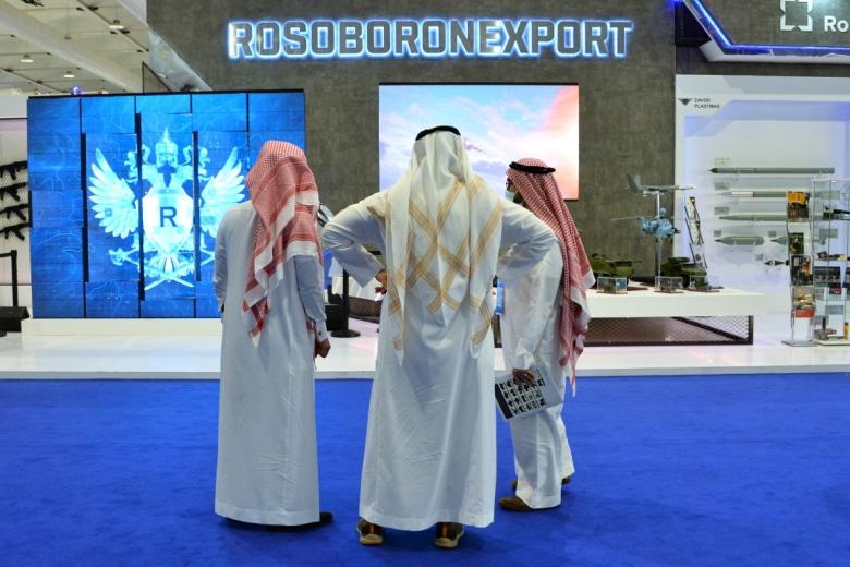 Посетители выставки World Defense Show-2022 в Эр-Рияде у стенда АО «Рособоронэкспорт»