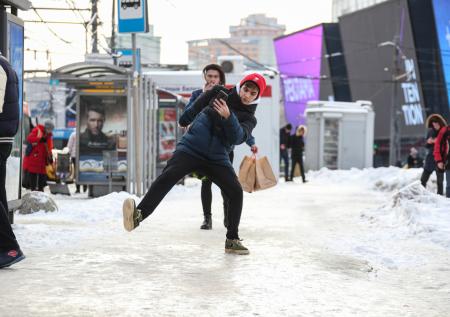 Подросток сломал позвоночник, спускаясь по обледеневшей лестнице в Москве