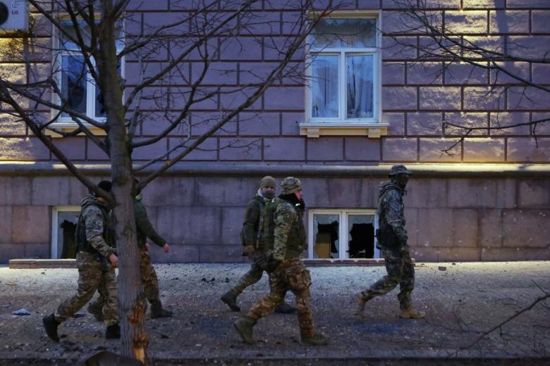 Люди в военной форме в центре Белгорода после удара украинских войск по городу