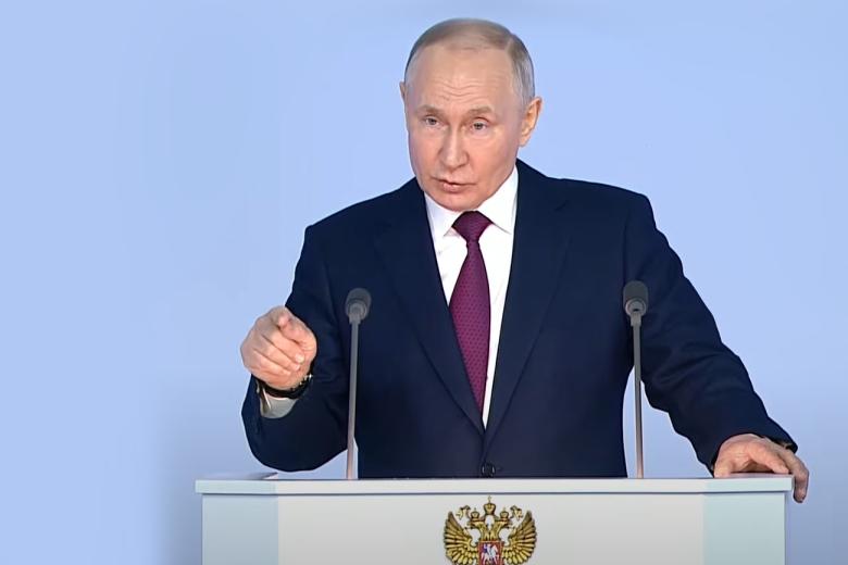 Президент РФ Владимир Путин выступает с ежегодным посланием Федеральному собранию