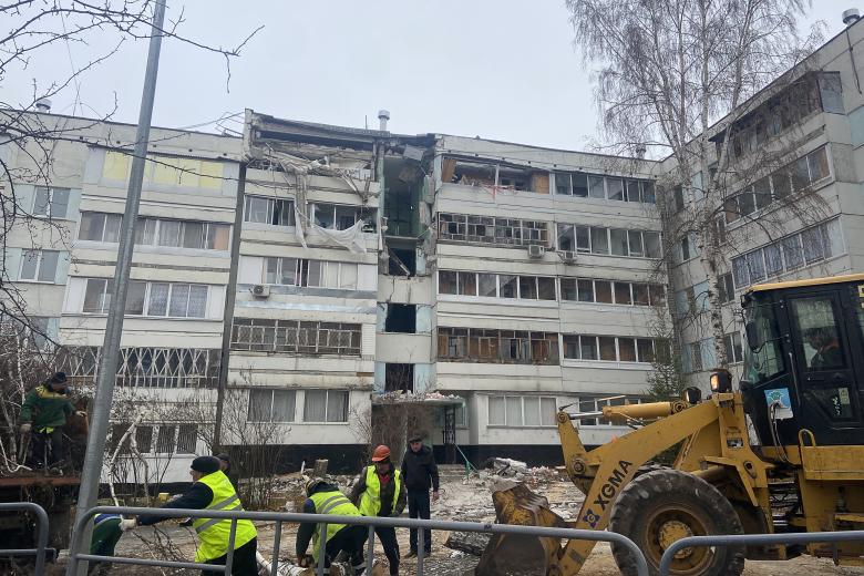 Россия. Татарстан. Набережные Челны. У панельной пятиэтажки 48/21 в Новом городе, где произошёл взрыв газа. Взрыв разрушил несколько квартир на двух этажах жилого дома