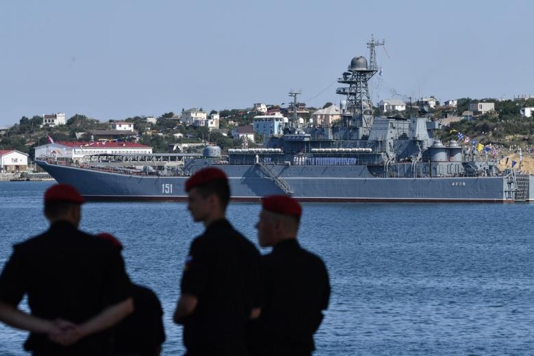Большой десантный корабль «Азов» на военно-морском параде в честь Дня ВМФ в Севастополе