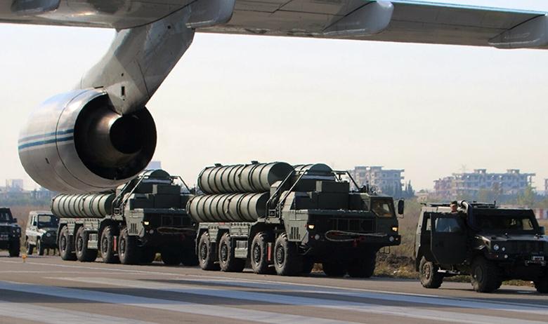 Выгрузка зенитных ракетных комплексов С-400, авиабаза Хмеймим, Сирия