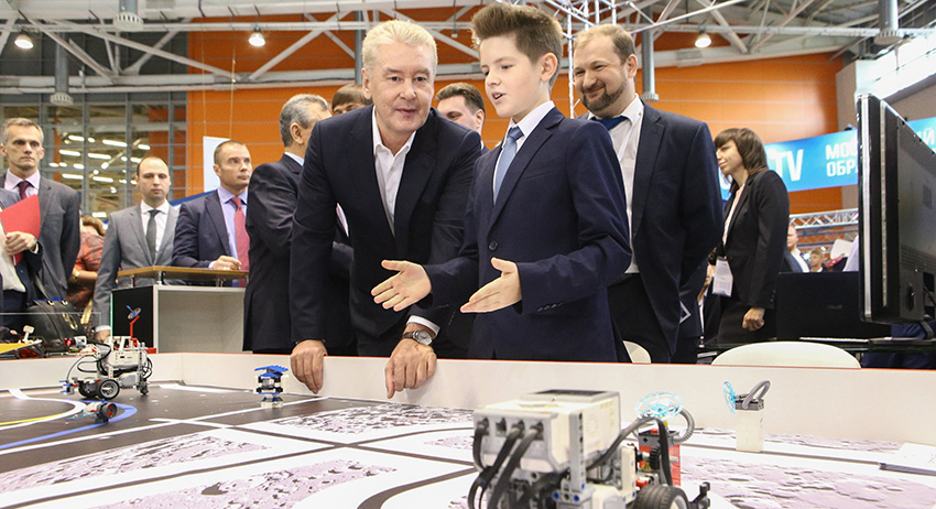Мэр Москвы Сергей Собянин (слева) на Московском международном форуме «Город образования» на ВДНХ