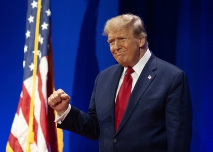 Трамп выступил против налогов и оставил чаевые на $500