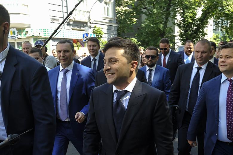 Президент Украины Владимир Зеленский (в центре)
