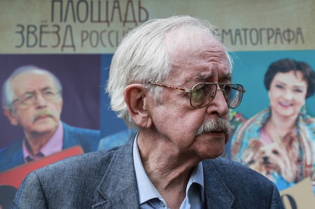 Жена Ливанова опровергла новость об удалении тромба у артиста