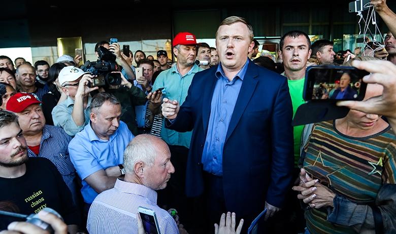 Кандидат в губернаторы Приморского края от КПРФ Андрей Ищенко (в центре)