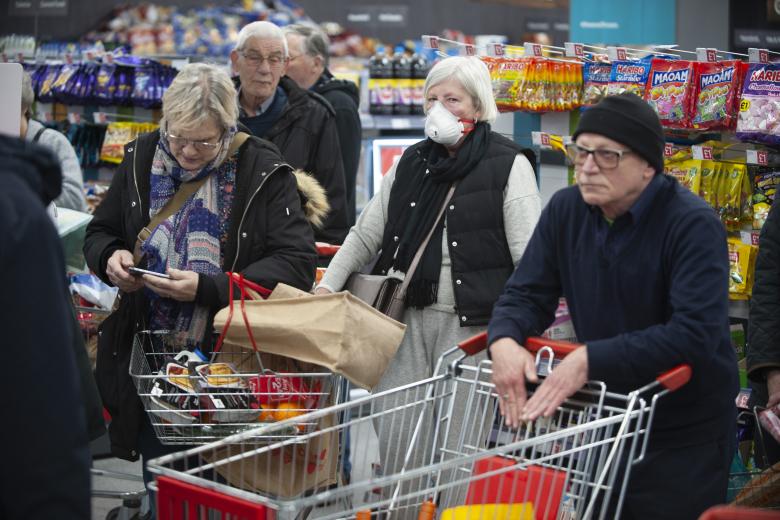 Посетители продуктового магазина в Лондоне