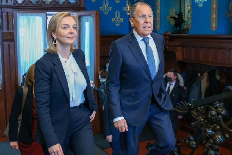 Министр иностранных дел РФ Сергей Лавров и глава МИД Великобритании Элизабет Трасс во время встречи в Доме приёмов МИД России
