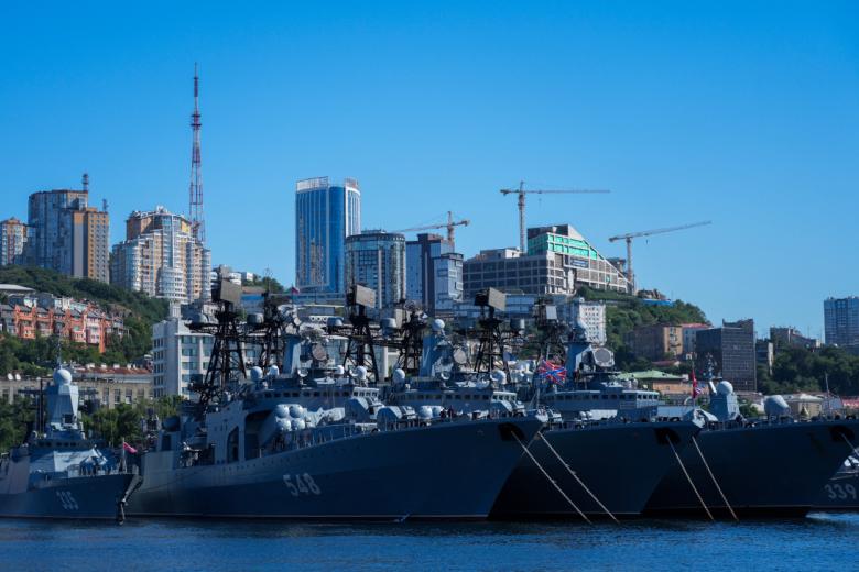 Военные корабли в порту Владивостока. Слева направо: корвет 2-го ранга «Громкий», большой противолодочный корабль «Адмирал Пантелеев»
