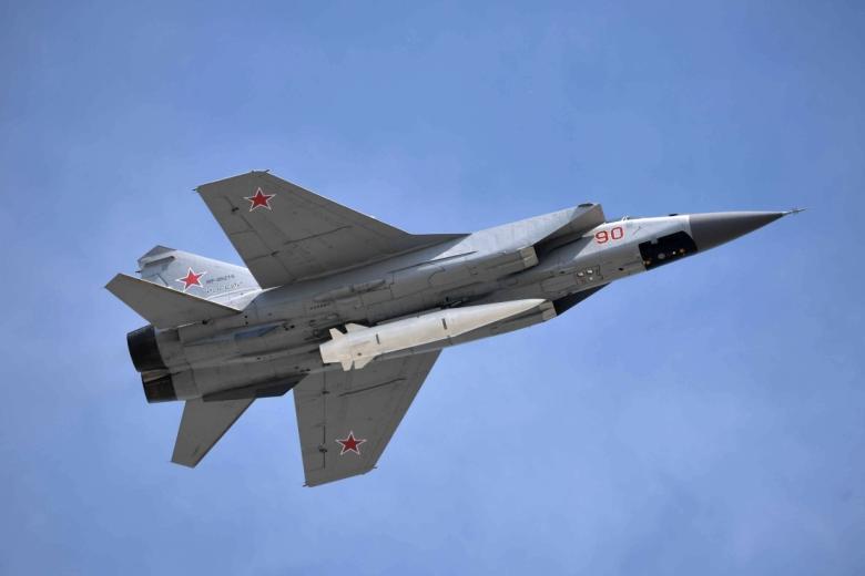 Многоцелевой истребитель МиГ-31 с гиперзвуковой ракетой «Кинжал»