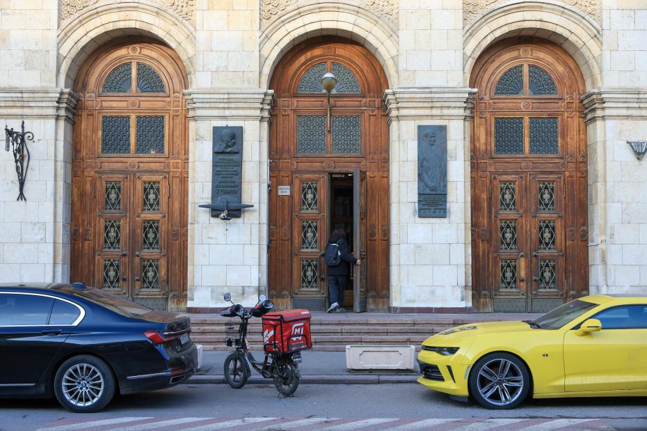 Высотка на Кудринской набережной, куда въезжает Катя Тихомирова с дочкой