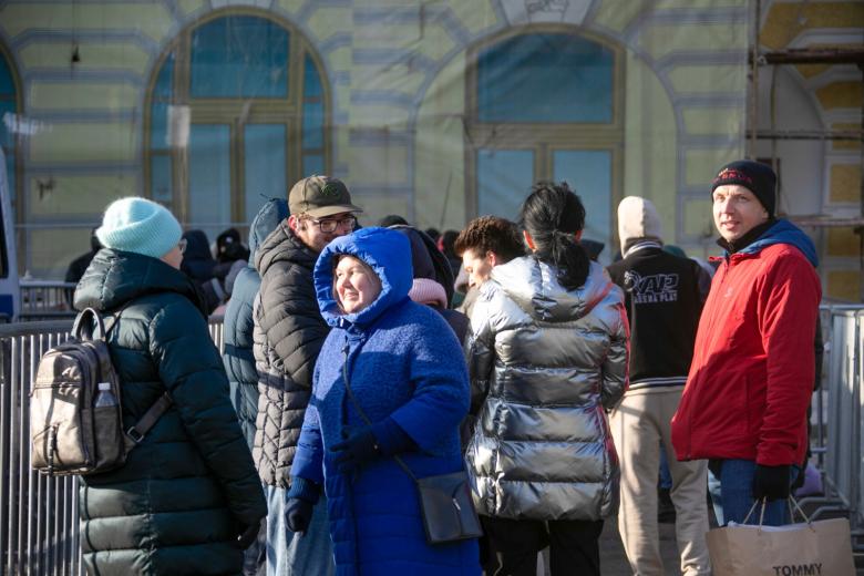 Люди в очереди за билетами на спектакль «Щелкунчик»