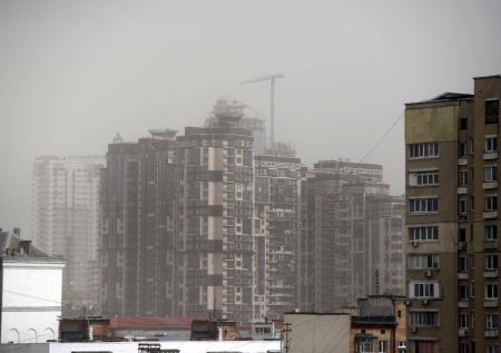 Пыль из Сахары погрузила Украину во мглу