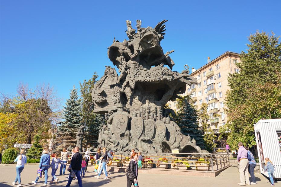 Скульптурная композиция «Дерево Сказок» в Московском зоопарке