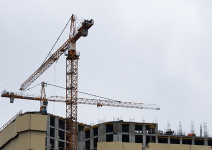 Башенный кран упал на стройке, едва не убив строителей