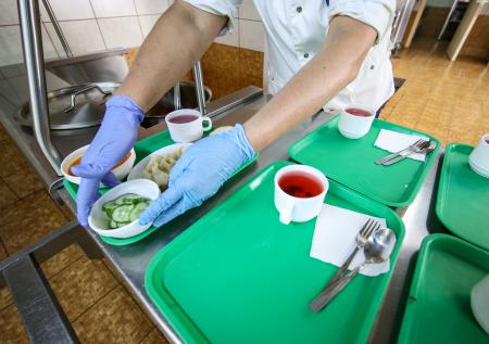 Деньги есть, но их не тратят: в Совфеде озвучили проблему питания в школах