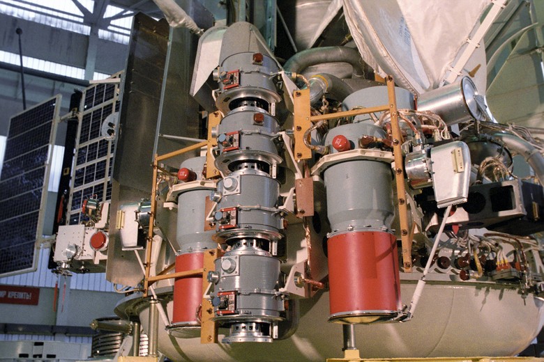 Автоматическая межпланетная станция «Вега-1» в цехе завода-изготовителя