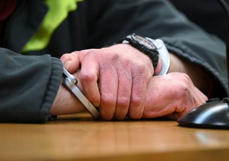В Петербурге задержали напавшего с ножом на композитора Колкера