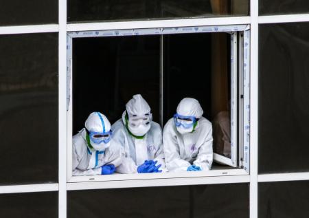 Медики влезли через окно больницы в Ростове, чтобы помочь пожилой пациентке