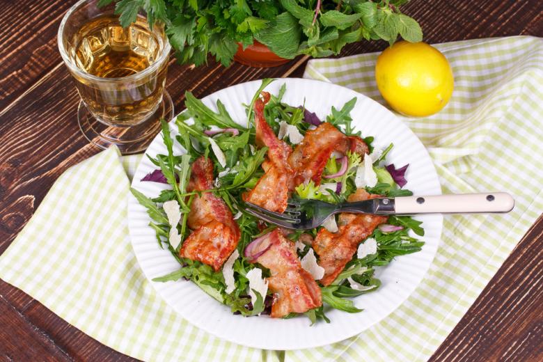 Картофельный салат с руколой и беконом