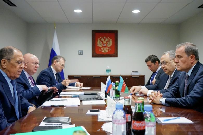 Министр иностранных дел РФ Сергей Лавров (слева) и министр иностранных дел Азербайджана Джейхун Байрамов