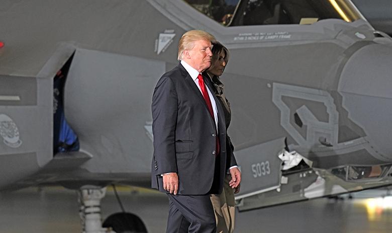 Дональд Трамп с женой во время посещения авиабазы