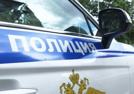 Полиция ищет мужчину, который зовет детей есть чипсы